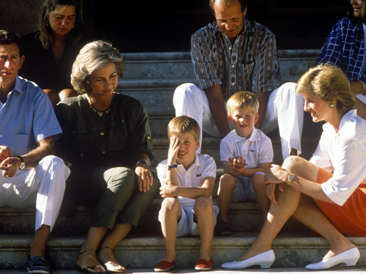 Foto: La familia real española, junto a Diana de Gales y Carlos. (Cordon Press)