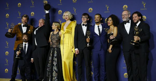 Foto: El reparto de 'Juego de Tronos' posa con sus Emmy. (Reuters)