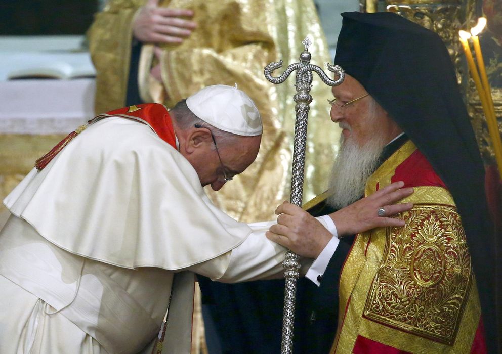 Foto: El patriarca ortodoxo Bartolomé I junto al Papa Francisco durante su visita a Estambul (Reuters)