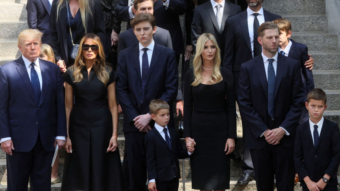 Donald Trump con Melania y sus hijos Barron, Eric, Donald Jr. e Ivanka, en 2022 en el funeral de Ivanka Trump. (Reuters/Brendan McDermid)