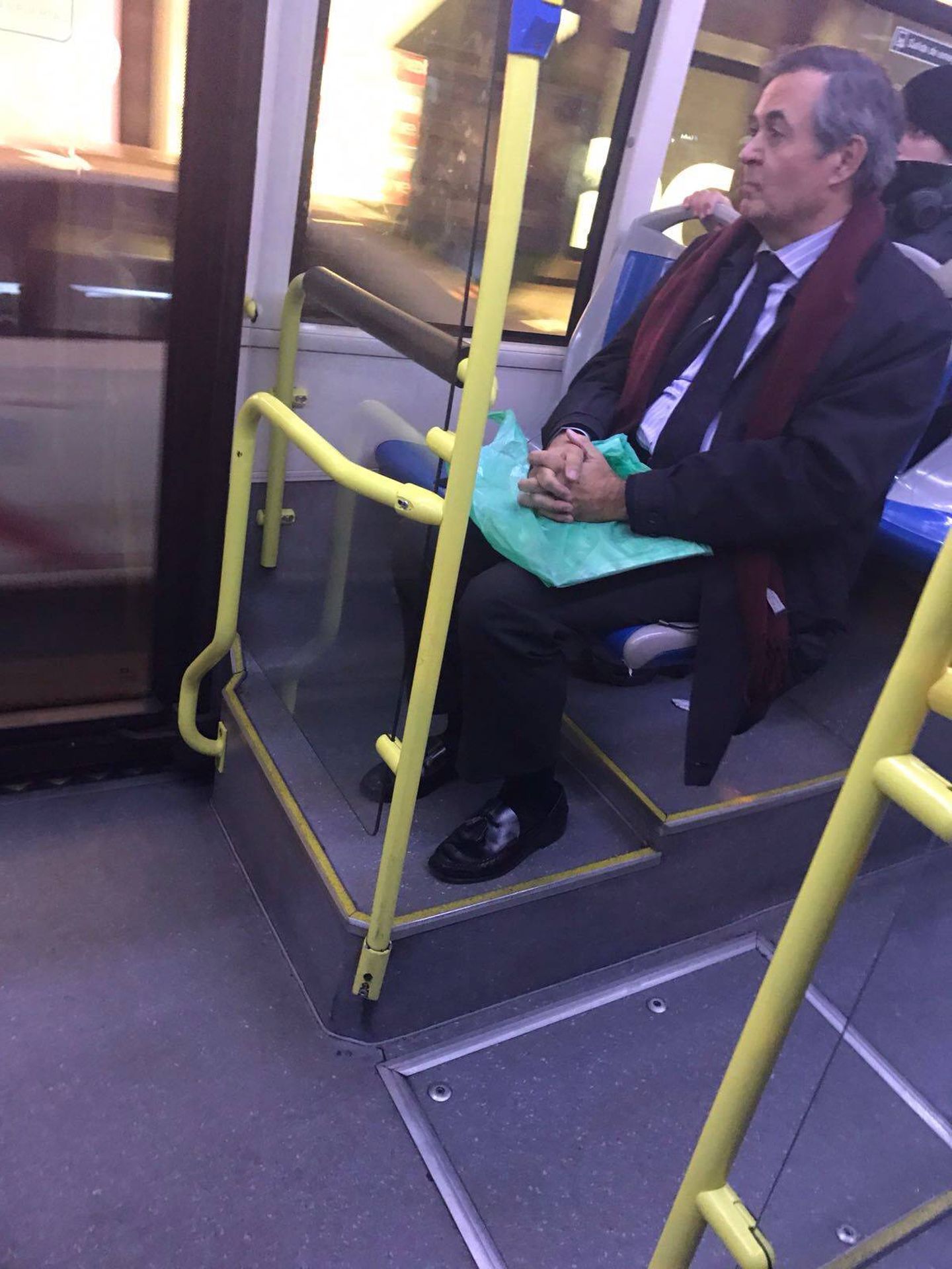 Juan Iranzo en un autobús en Madrid.