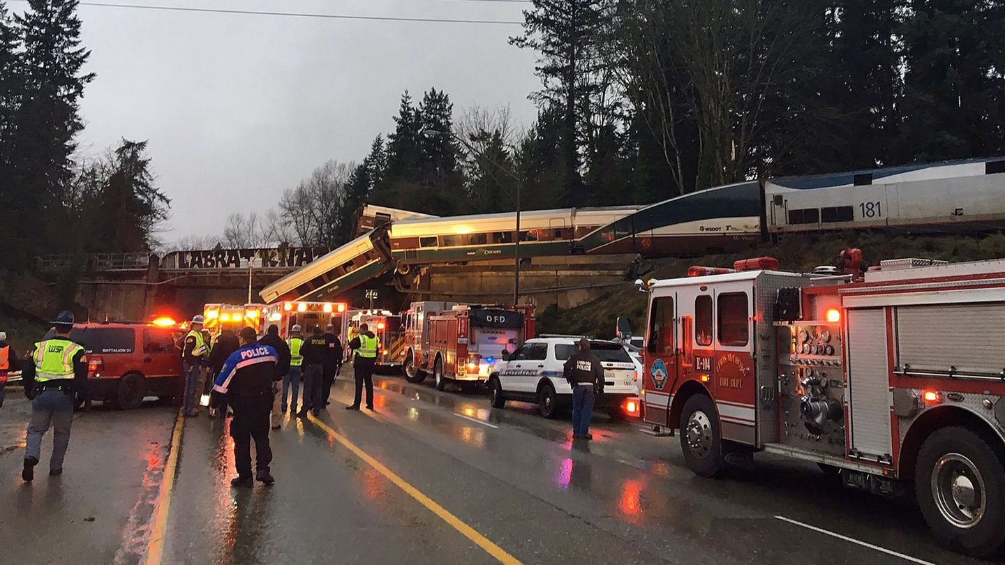 El tren Amtrack 501 tras descarrilar y caer sobre la autopista interestatal 5 cerca de Olympia, en el estado de Washington. (EFE)