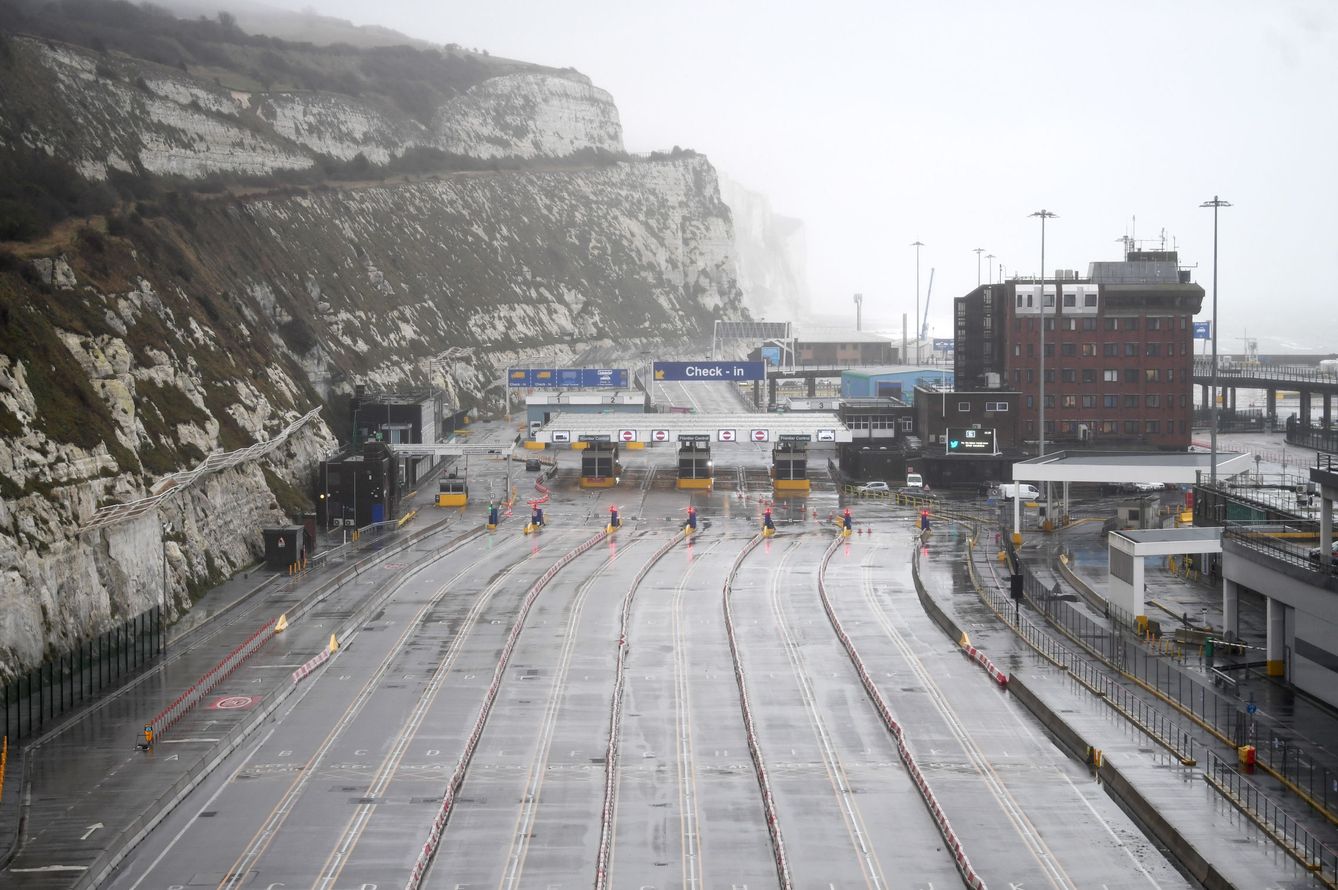 Paso fronterizo de Dover, cerrado por la aparición de un nuevo brote de covid-19. (EFE)