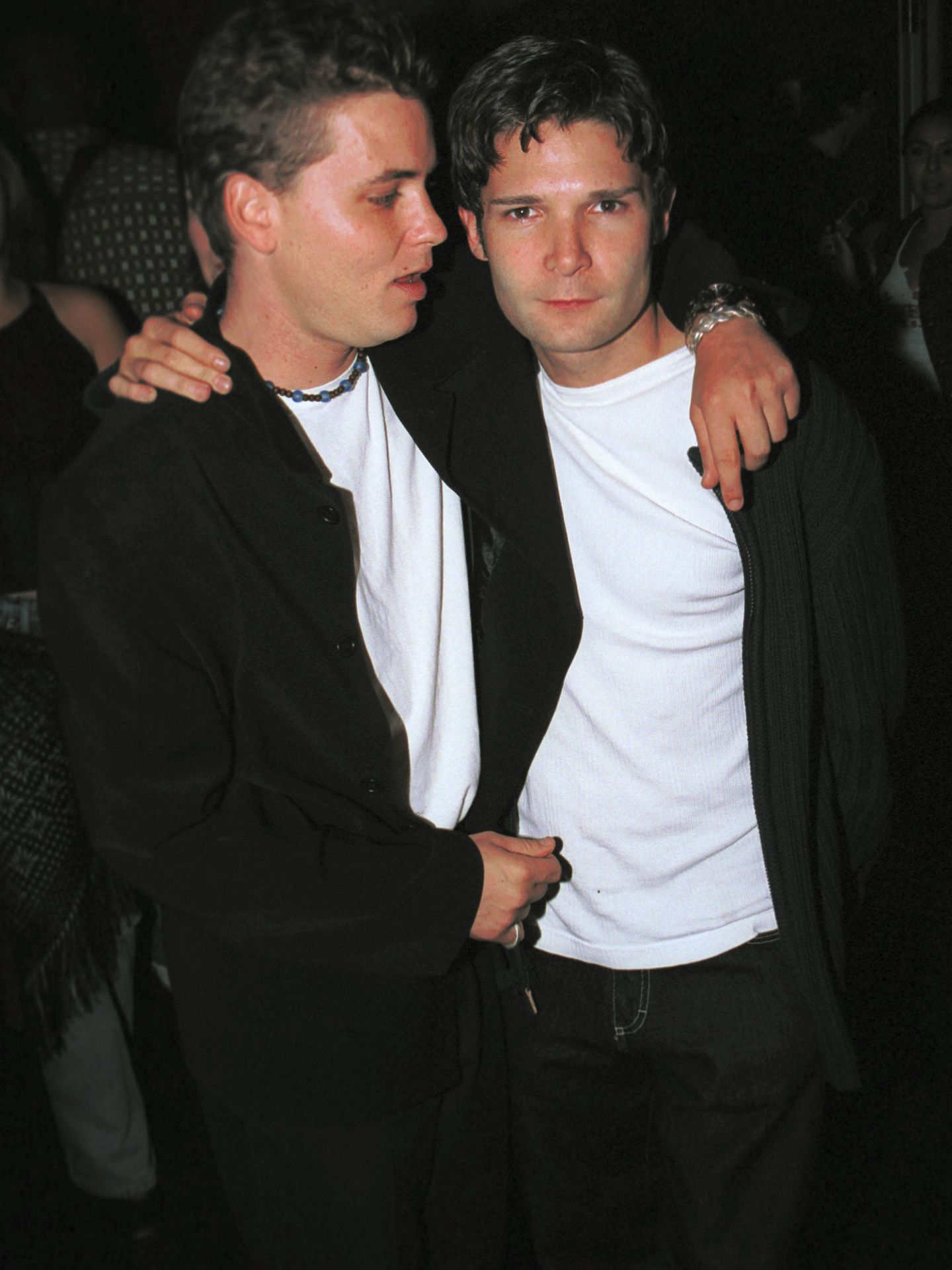 Corey Haim y Corey Feldman, en una imagen de 2001. (Getty)