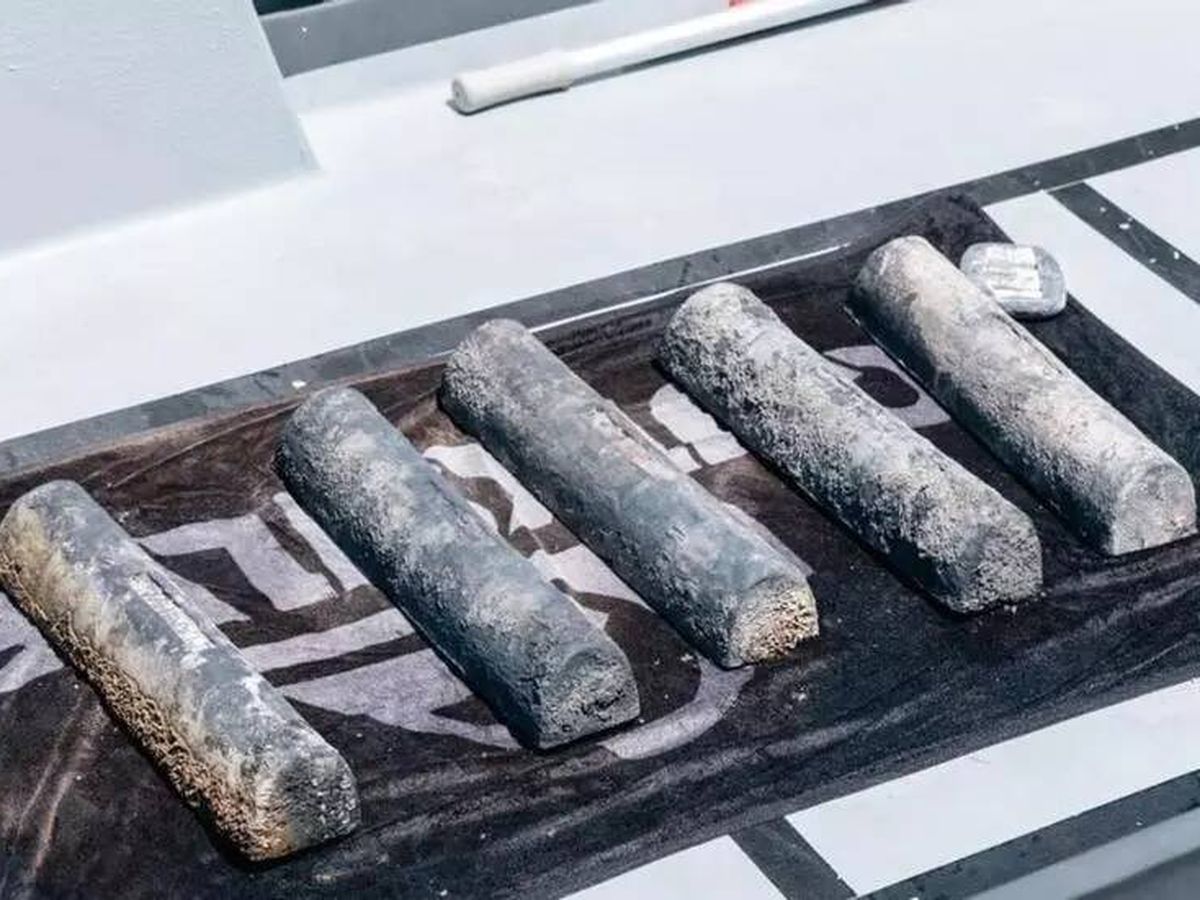Foto: Los seis lingotes de plomo romanos que han aparecido en la bahía de Cullera. (Europa Press/Ajuntament de Cullera)