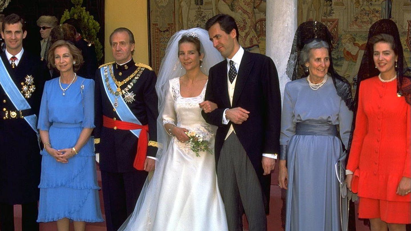 Foto familiar de la boda de la infanta Elena y Jaime de Marichalar en 1995. (Getty)
