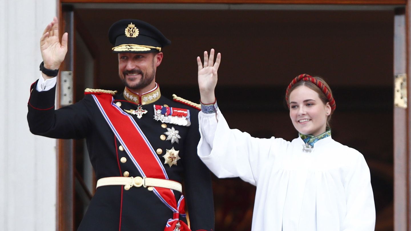 El príncipe Haakon e Ingrid Alexandra saludan desde el balcón del palacio real. (Reuters)