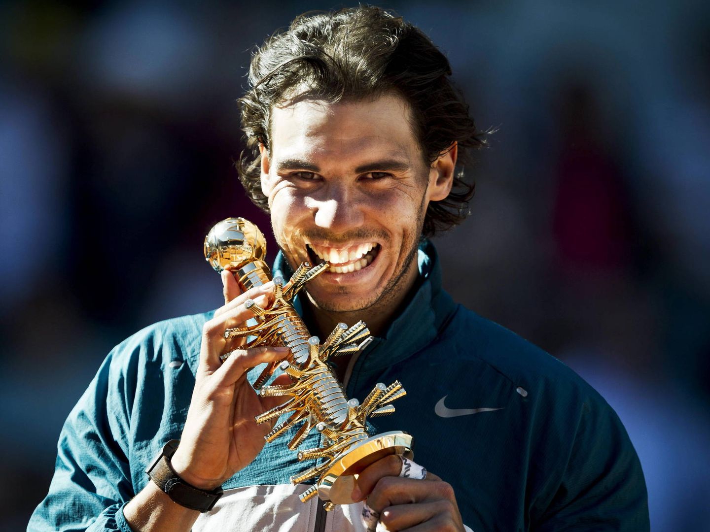 Nadal, con el trofeo del Mutua Madrid Open de 2013. (EFE/ Emilio Naranjo)