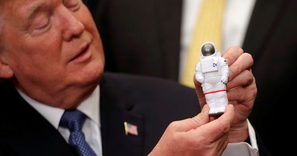 Foto: El presidente de Estados Unidos, Donald Trump, sujeta un astronauta de juguete. (Reuters)