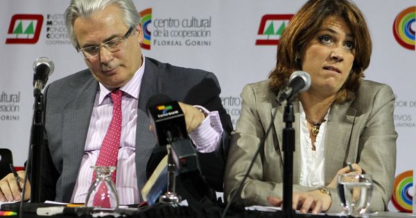 Foto: El exjuez español Baltasar Garzón (i) y la ministra de Justicia Dolores Delgado (d), en una imagen de archivo de 2012. (EFE)