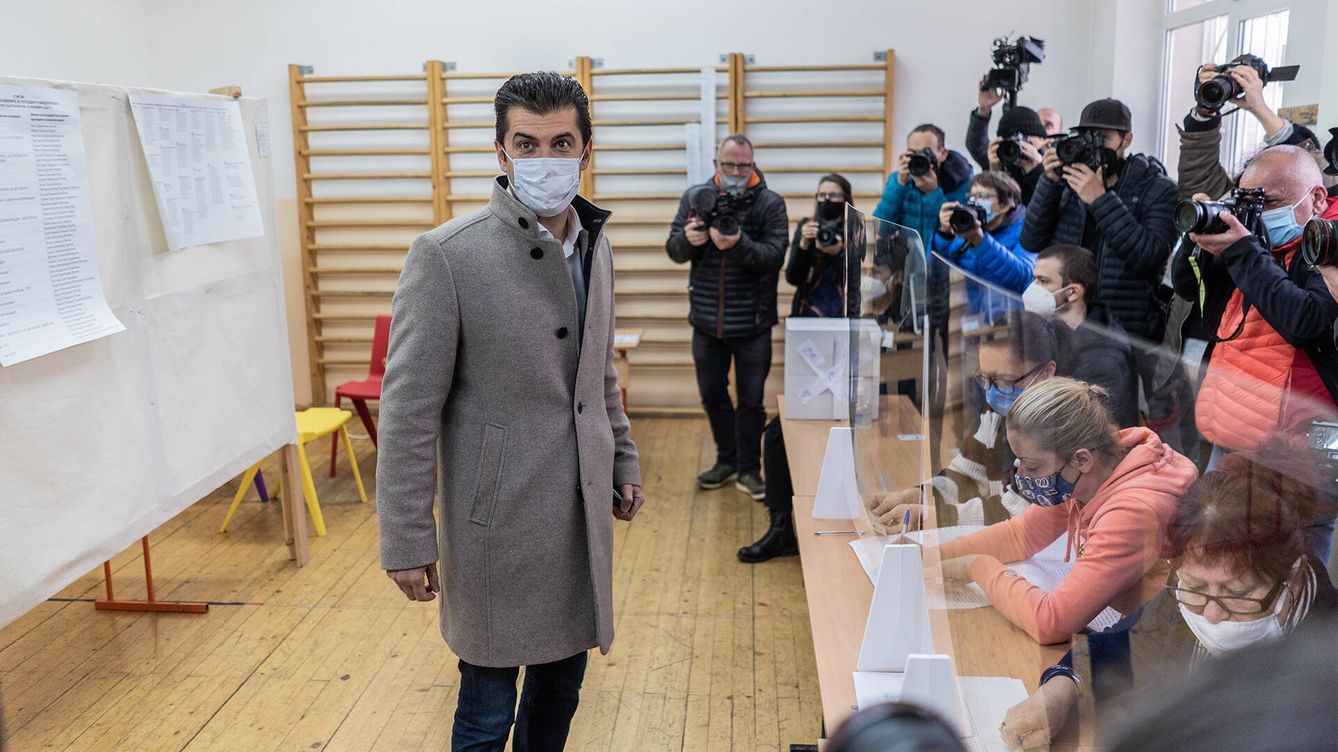 Foto: Kiril Petkov vota en las elecciones del 14 de noviembre en Sofía, Bulgaria. (Getty/Hristo Rusev)