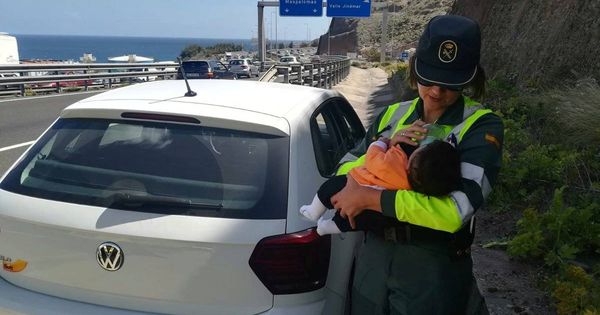 Foto: Una agente de la Guardia Civil da el biberón al bebé. (Guardia Civil)
