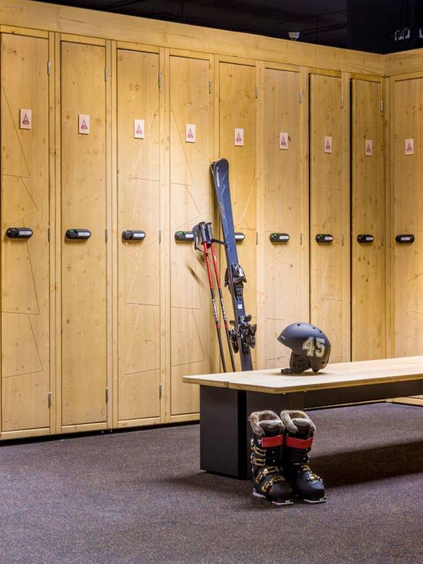 Dispones de una inmensa ski room con tu propia taquilla pertrechada con todo lo necesario para esquiar. (Cortesía)
