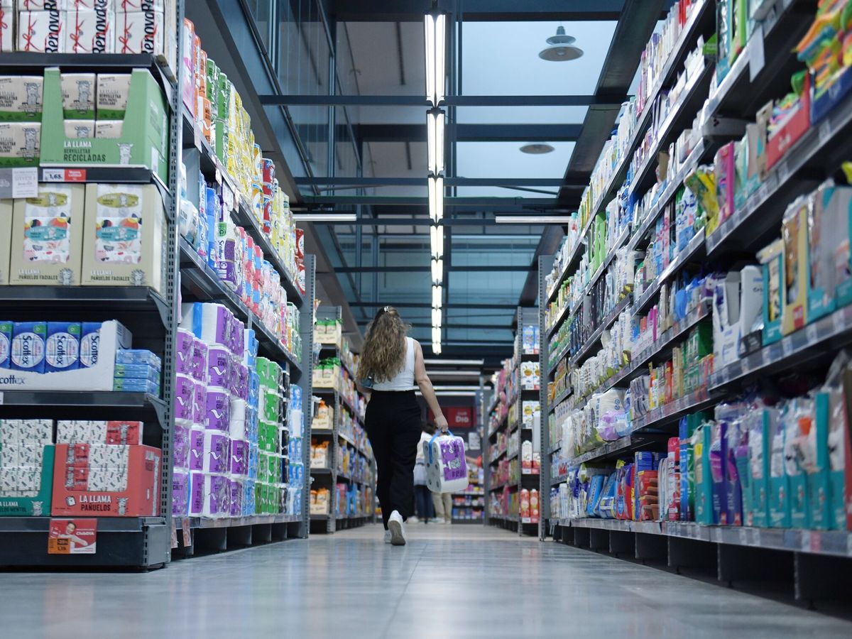 Foto: Una mujer hace la compra en un supermercado. (Europa Press/Fernando Sánchez)