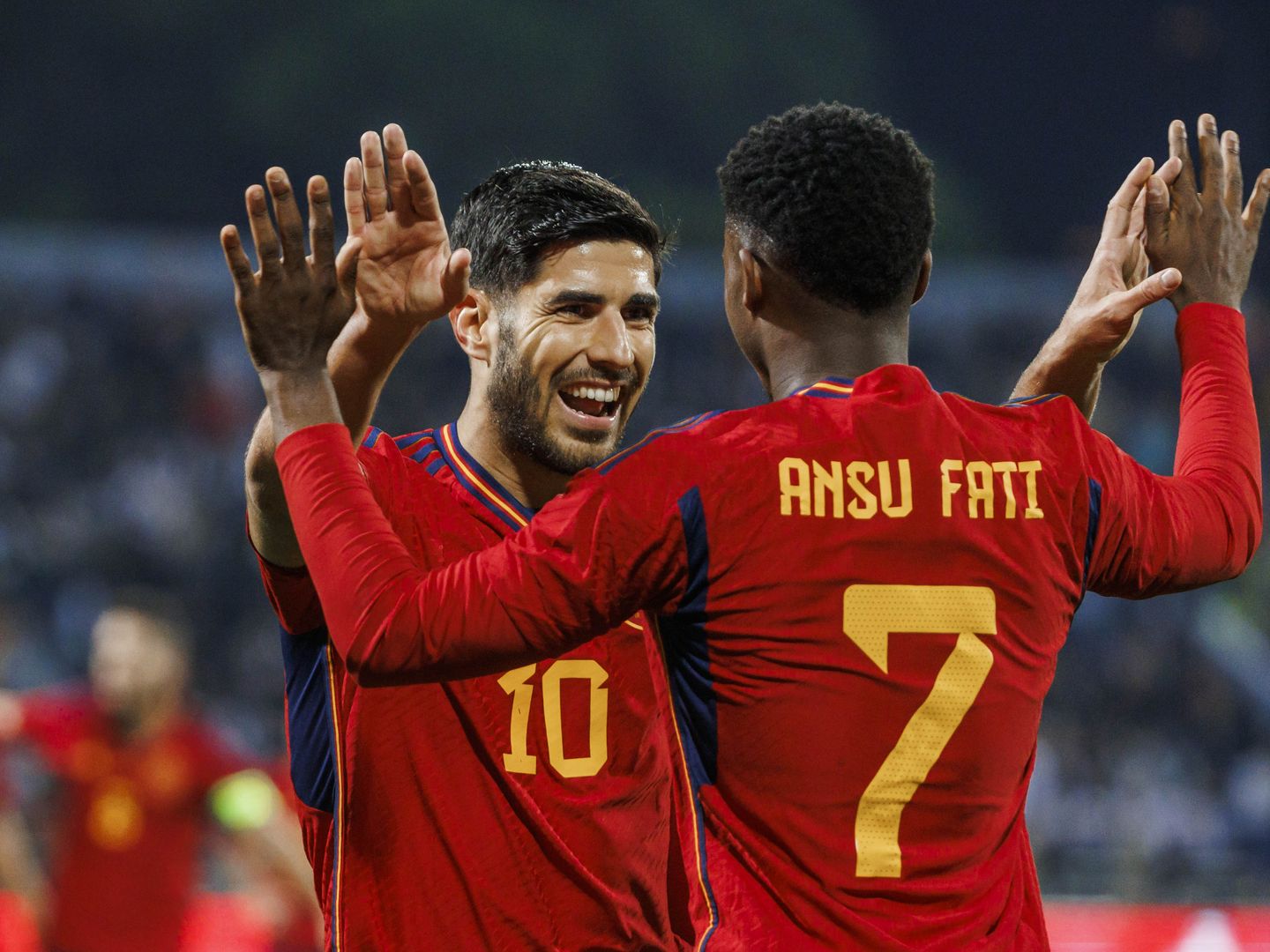 Marco Asensio celebra el gol de Ansu Fati