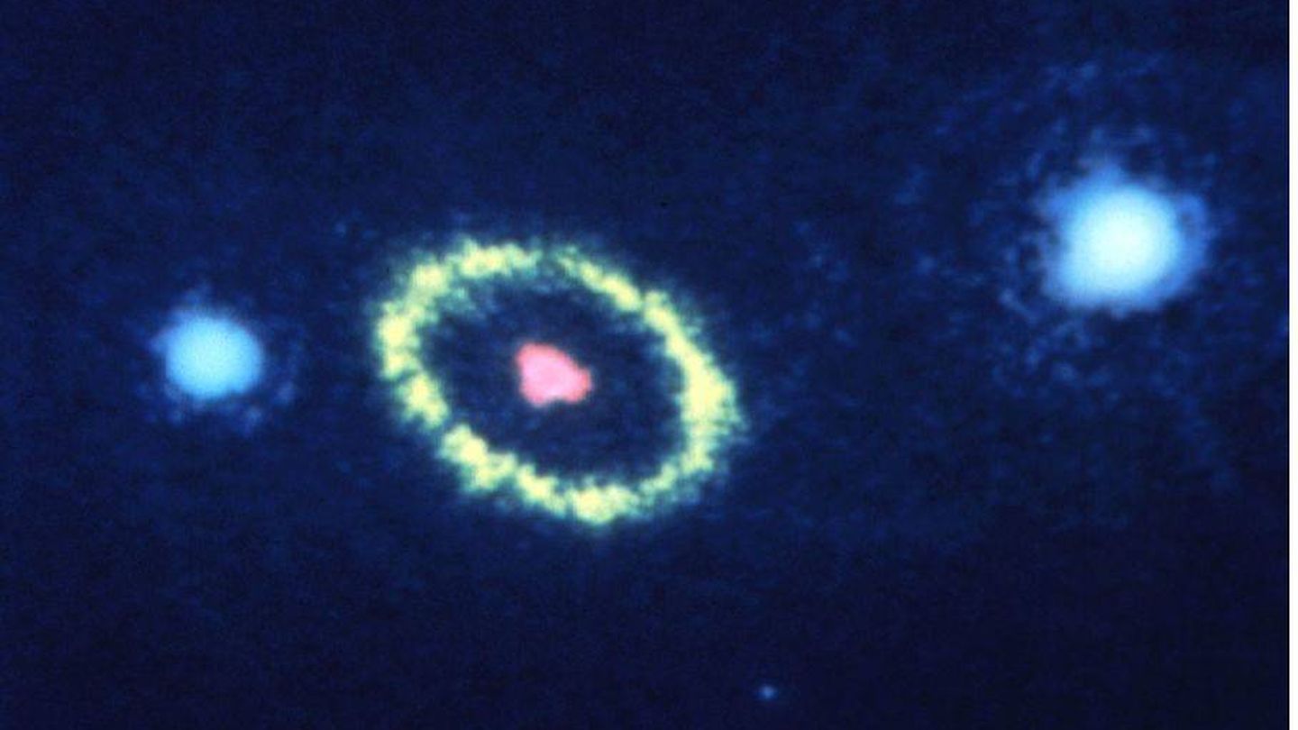 La primera foto de la explosión de una supernova muestra un anillo luminiscente de gas de 1,3 años luz de largo con su centro todavía incandescente. Distancia estimada: 	170.000 años luz.