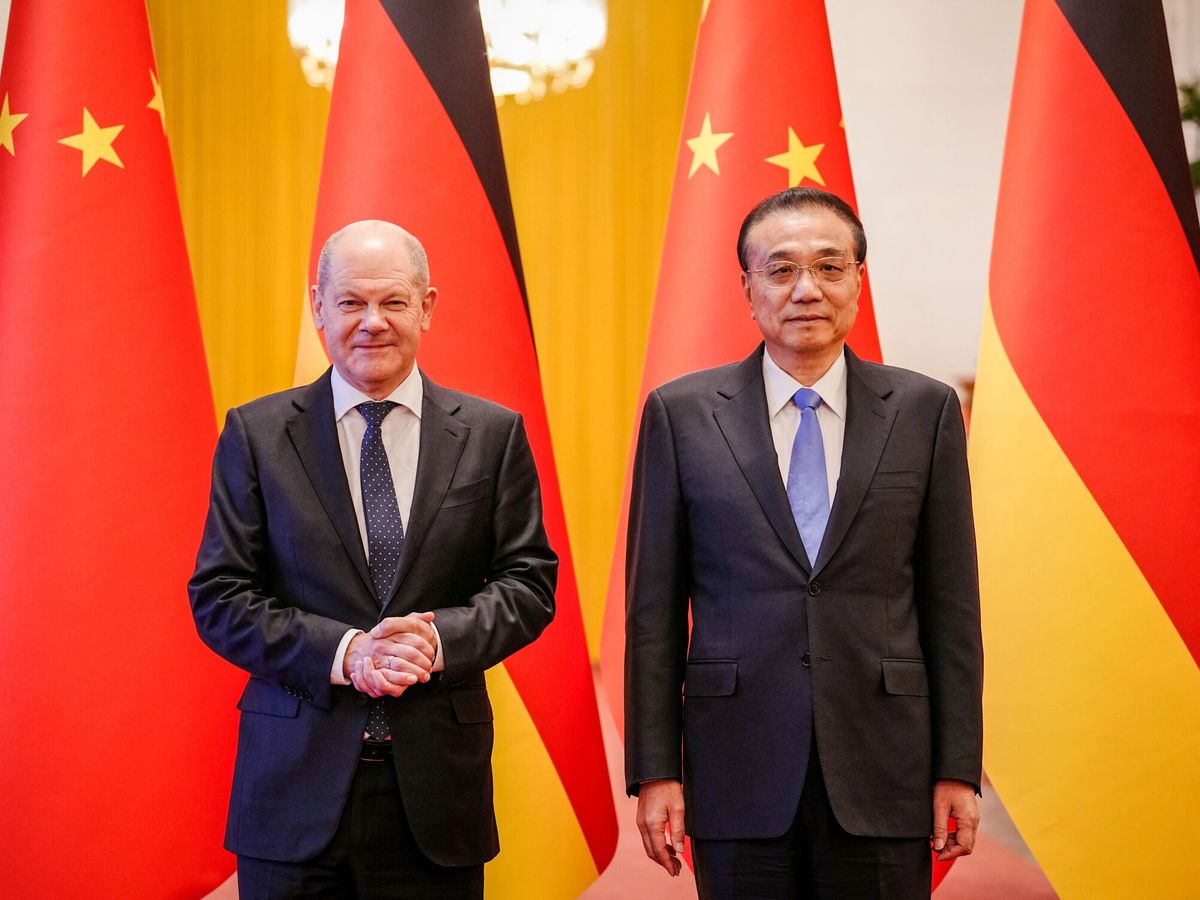 Foto: El canciller alemán, Olaf Scholz (i), y el primer ministro chino, Li Keqiang. (EFE/EPA/Pool/Kay Nietfeld)