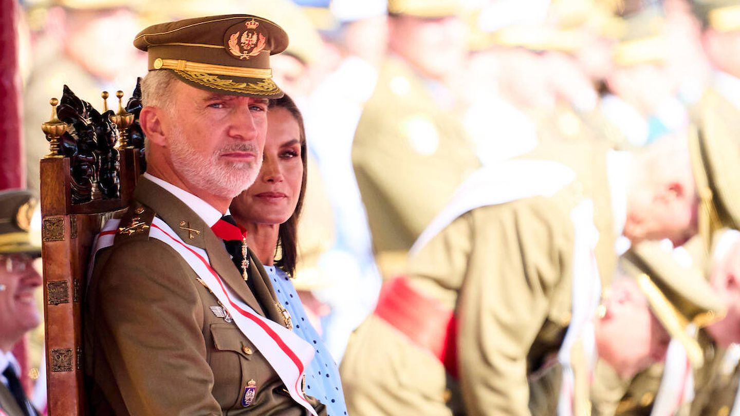 El rey Felipe VI y doña Letizia presiden el acto de jura de bandera de la princesa Leonor y de sus compañeros de la Academia Militar General de Zaragoza. (Limited Pictures)
