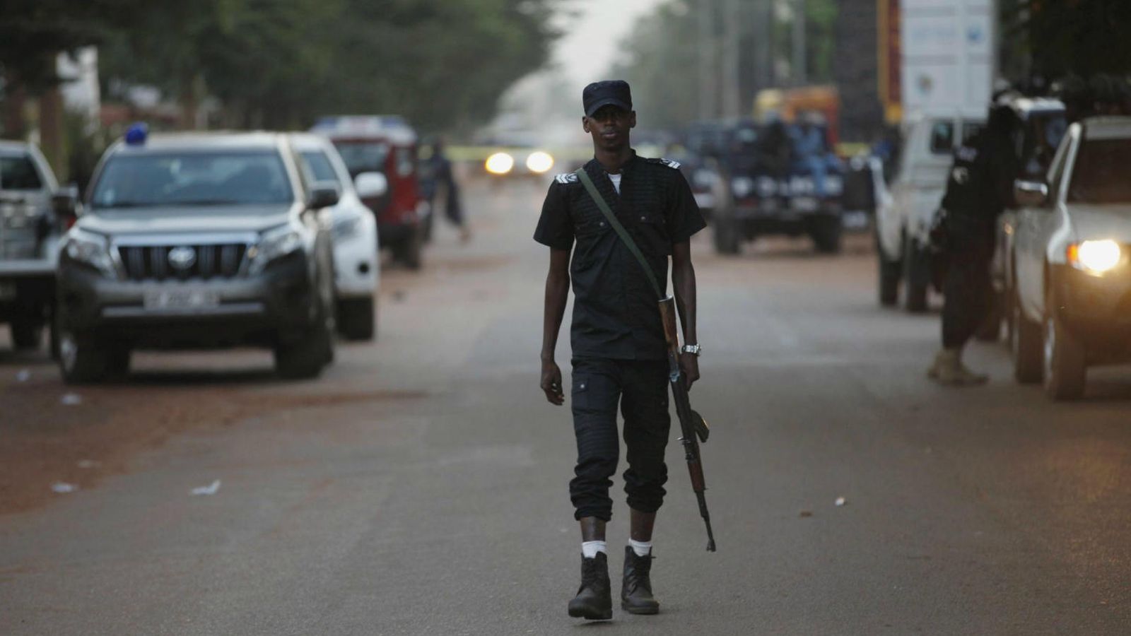 Foto: Un policía patrulla las calles de Bamako tras la toma de rehenes en el hotel Radisson (Reuters)