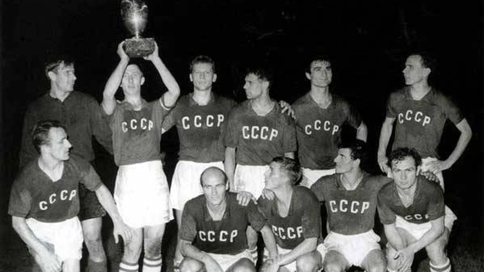 Foto: La URSS, celebrando el título conseguido en la Eurocopa de 1960 (FOTO: UEFA).