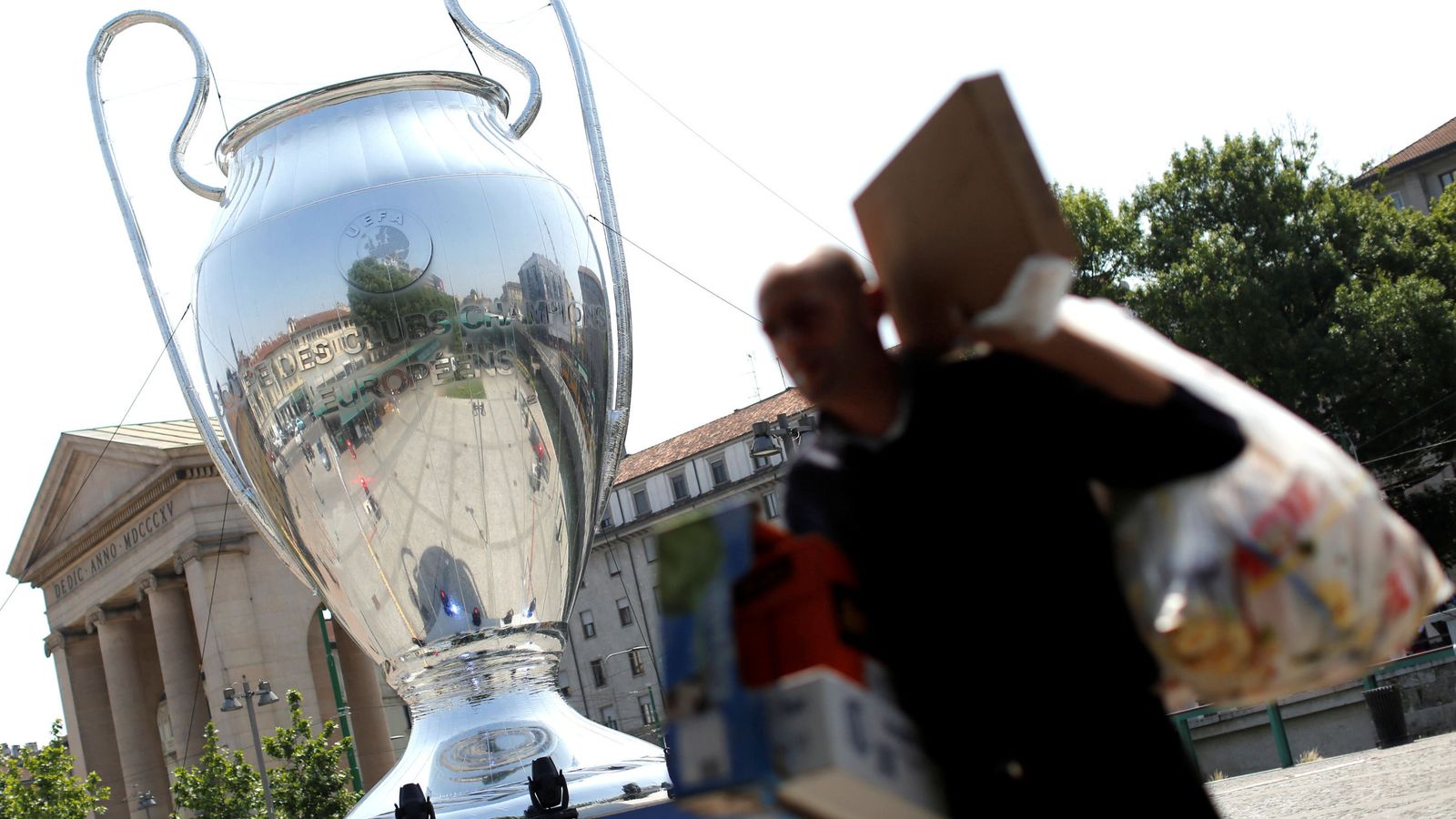 Foto: Una Copa de Europa gigante en una plaza de Milán (REUTERS Tony Gentile).