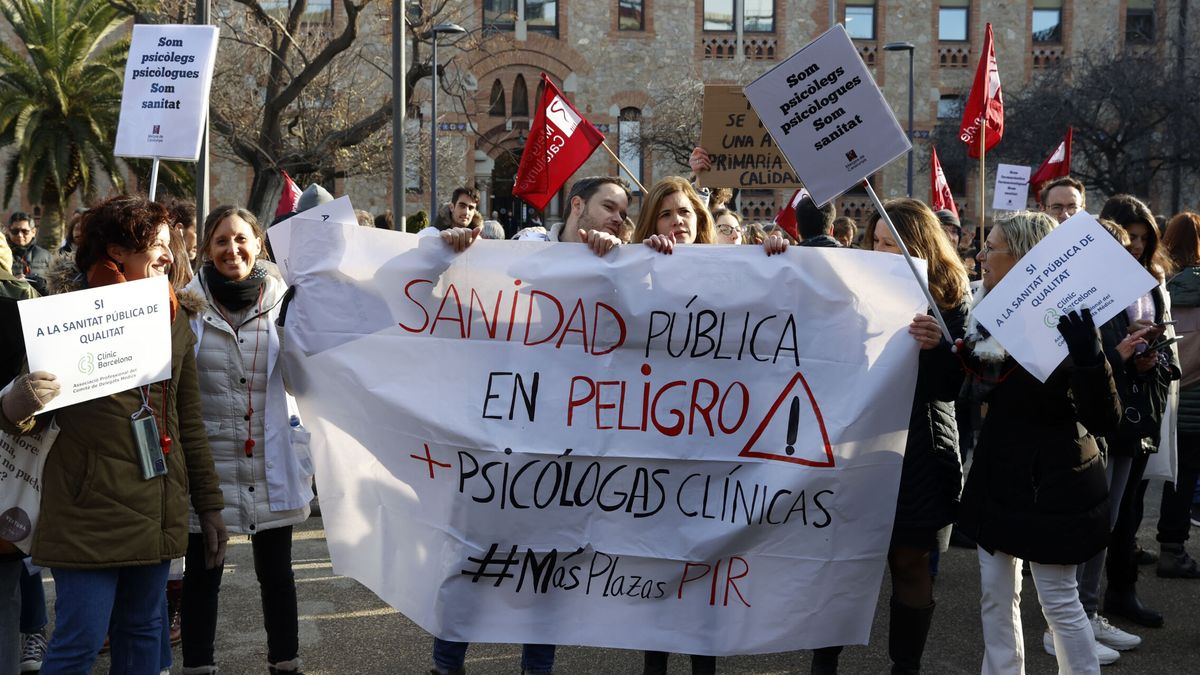 Arranca la huelga de médicos y profesores en Cataluña y los taxistas bloquean la Gran Vía de Barcelona