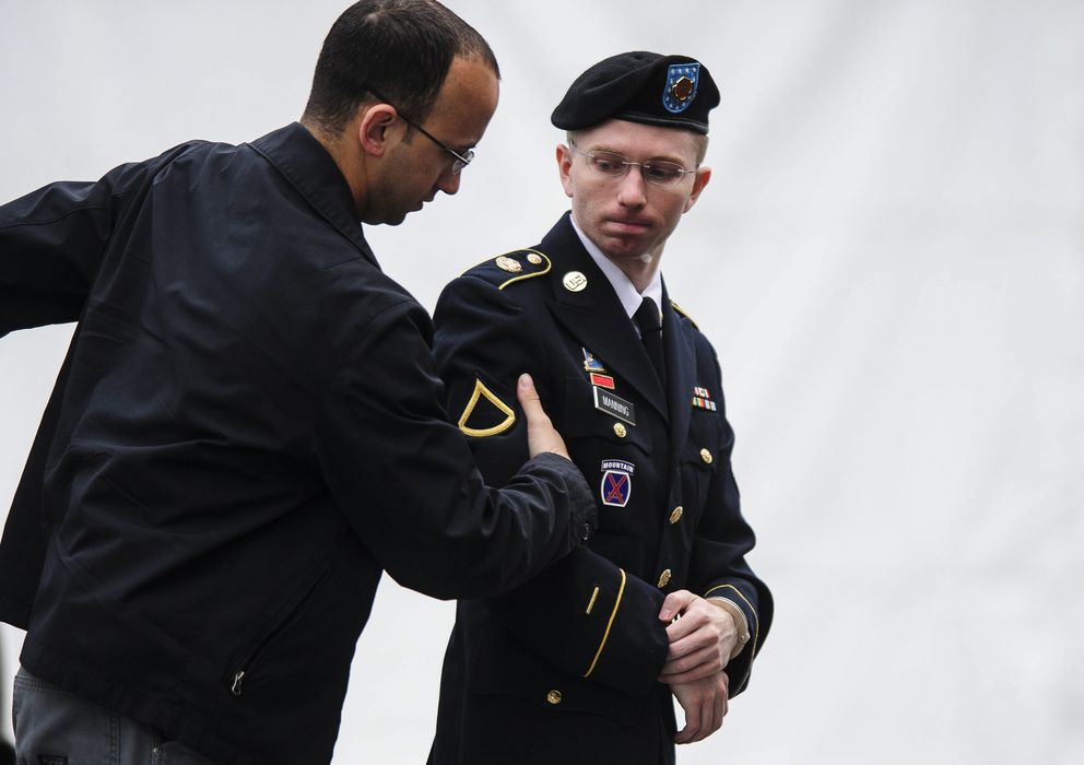 Foto: Fotografía de archivo del soldado Bradley Manning (d) a su llegada al juicio en Fort Meade. (EFE)