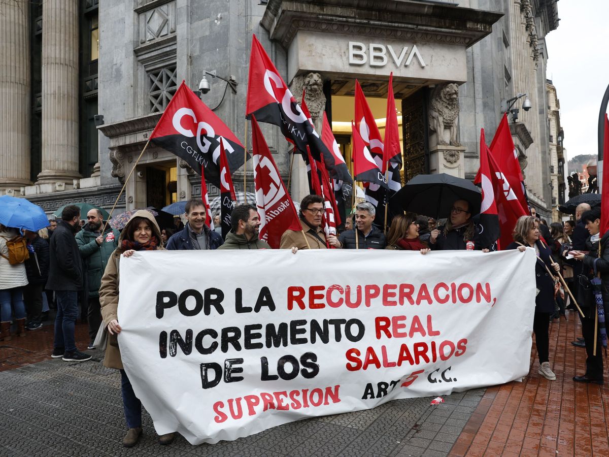 Foto: Protestas de los trabajadores de la banca frente a una oficina de BBVA en Bilbao durante los paros convocados el pasado 22 de marzo. (EFE/Miguel Toña)