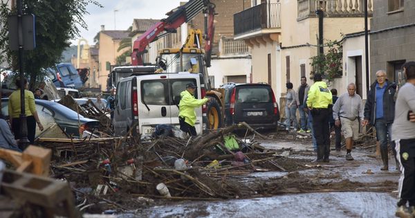 Foto: Aspecto que presentaba hoy el centro de la localidad de Sant Llorenç des Cardassar (Mallorca), tras las inundaciones y el desbordamiento de torrentes. (EFE)