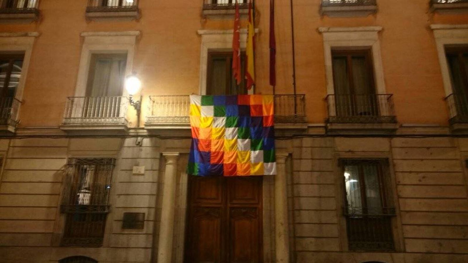 Foto: Imagen de la 'whipala', la bandera indígena que ha colgado Ahora Madrid. (Twitter)