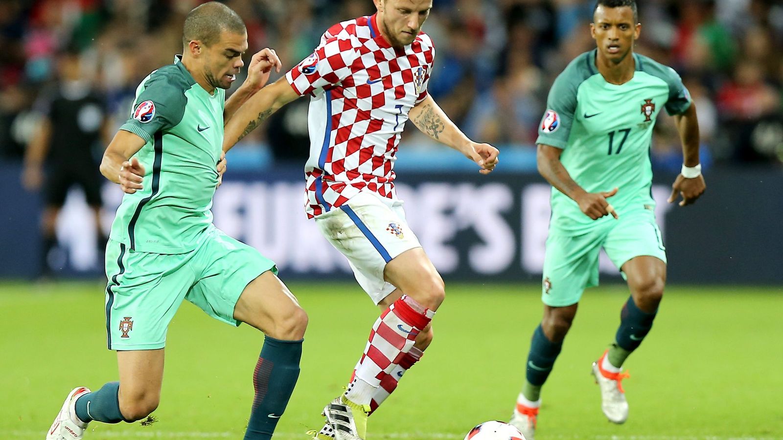 Foto: Rakitic en acción durante el partido en el que Croacia cayó ante Portugal (EFE)