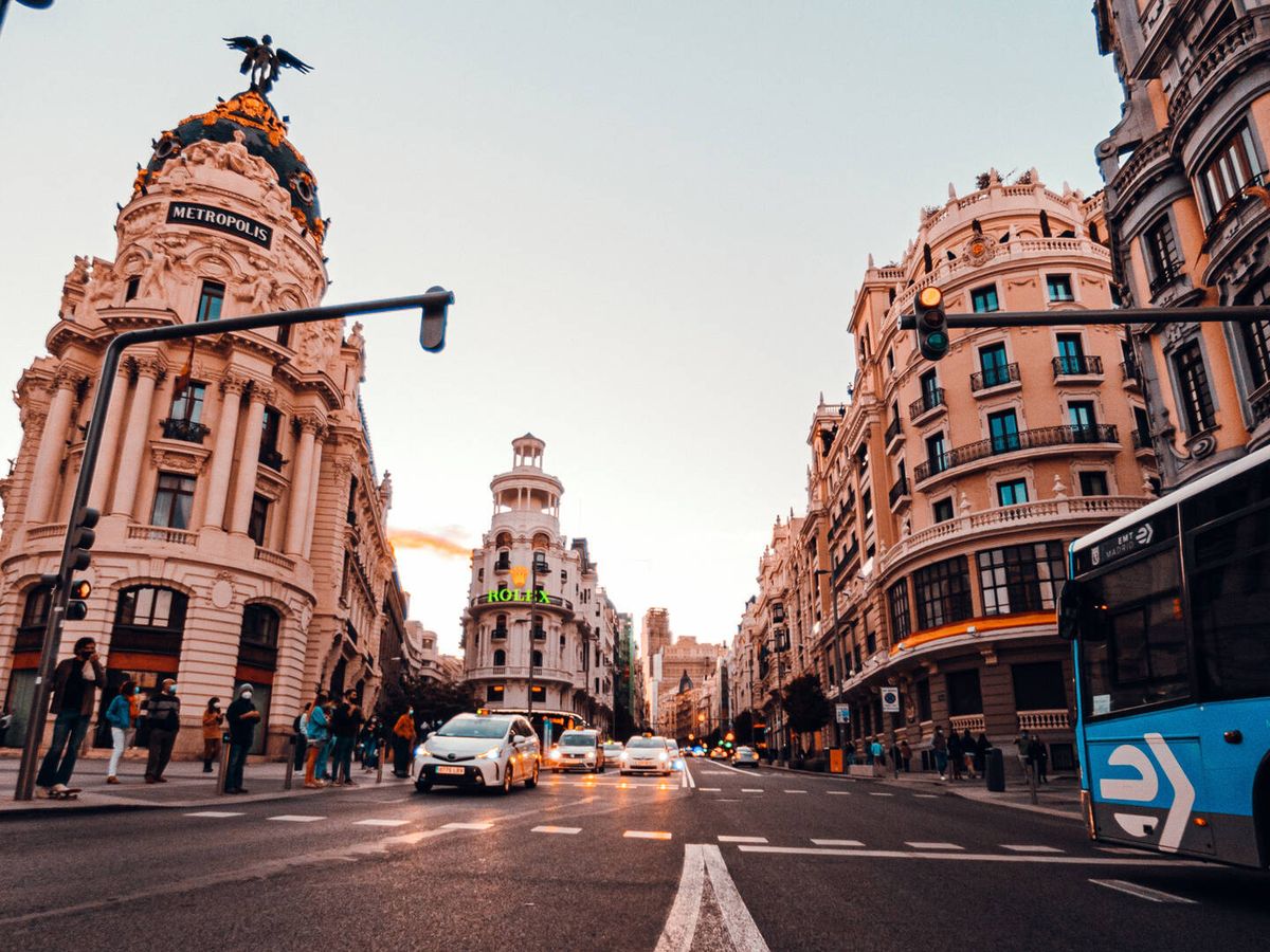 Foto: Gran Vía y del edificio Metrópolis de Madrid. (Unsplash/Jordi Moncasi)
