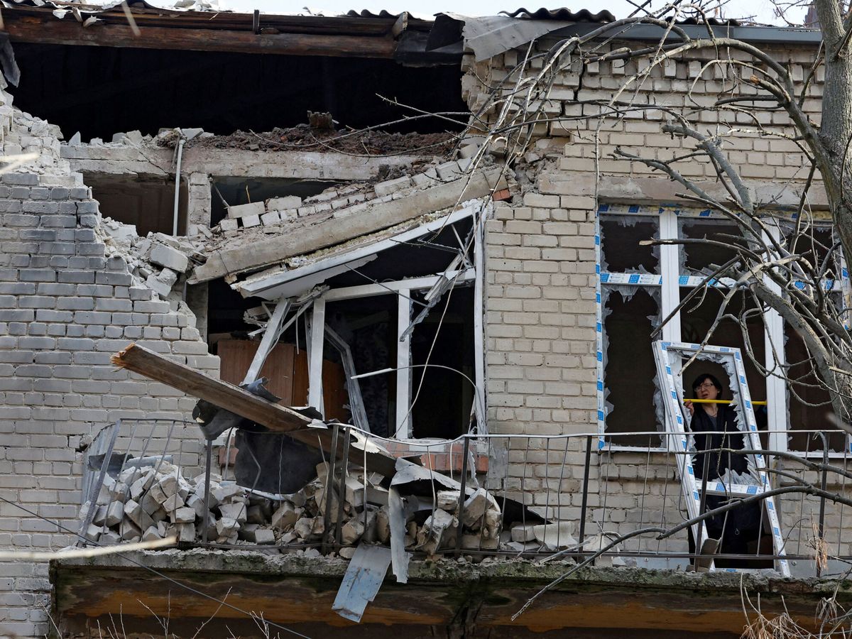 Foto: Ventana rota de un hospital tras un reciente bombardeo en el transcurso del conflicto entre Rusia y Ucrania en Donetsk. (Reuters/Alexander Ermochenko)
