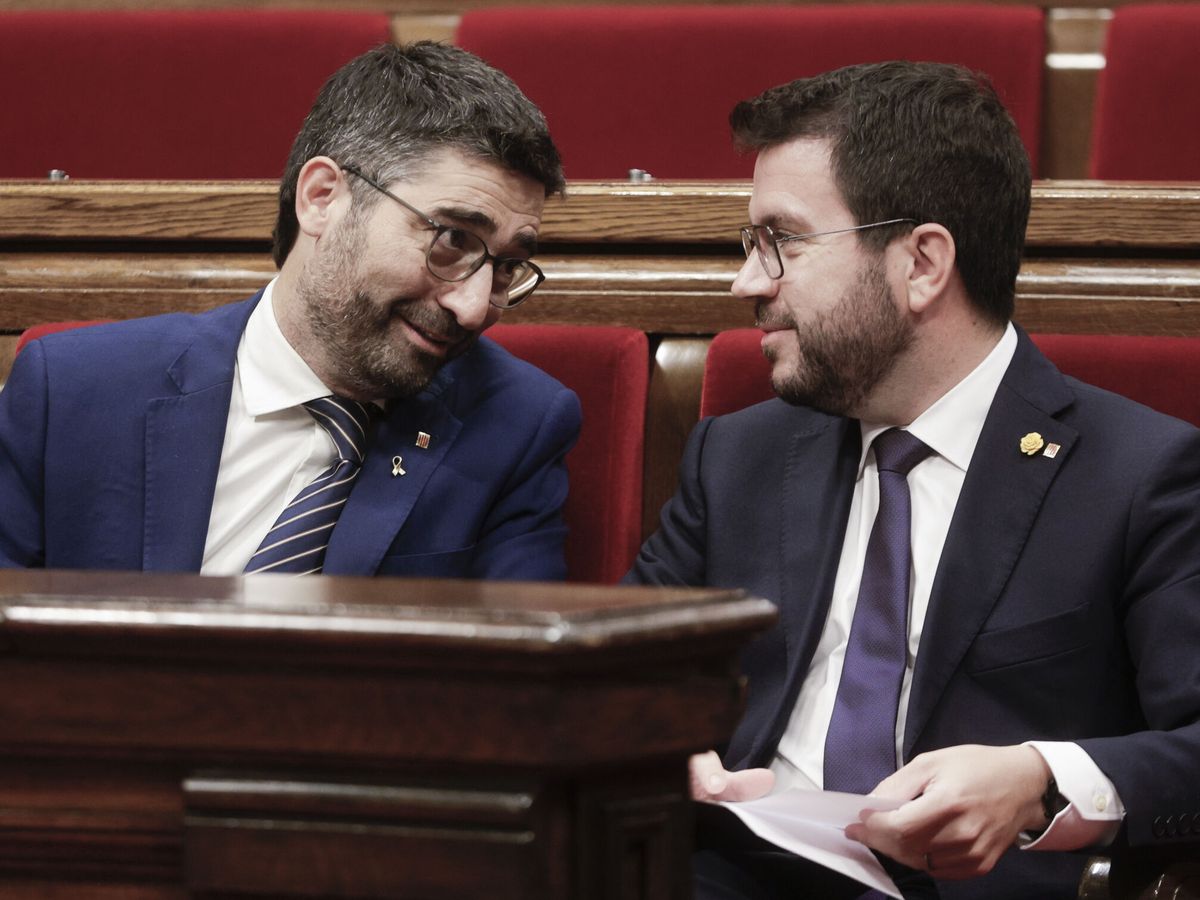 Foto: Aragonès y Puigneró, en una imagen de archivo en el parlamento catalán. (EFE/Quique García)