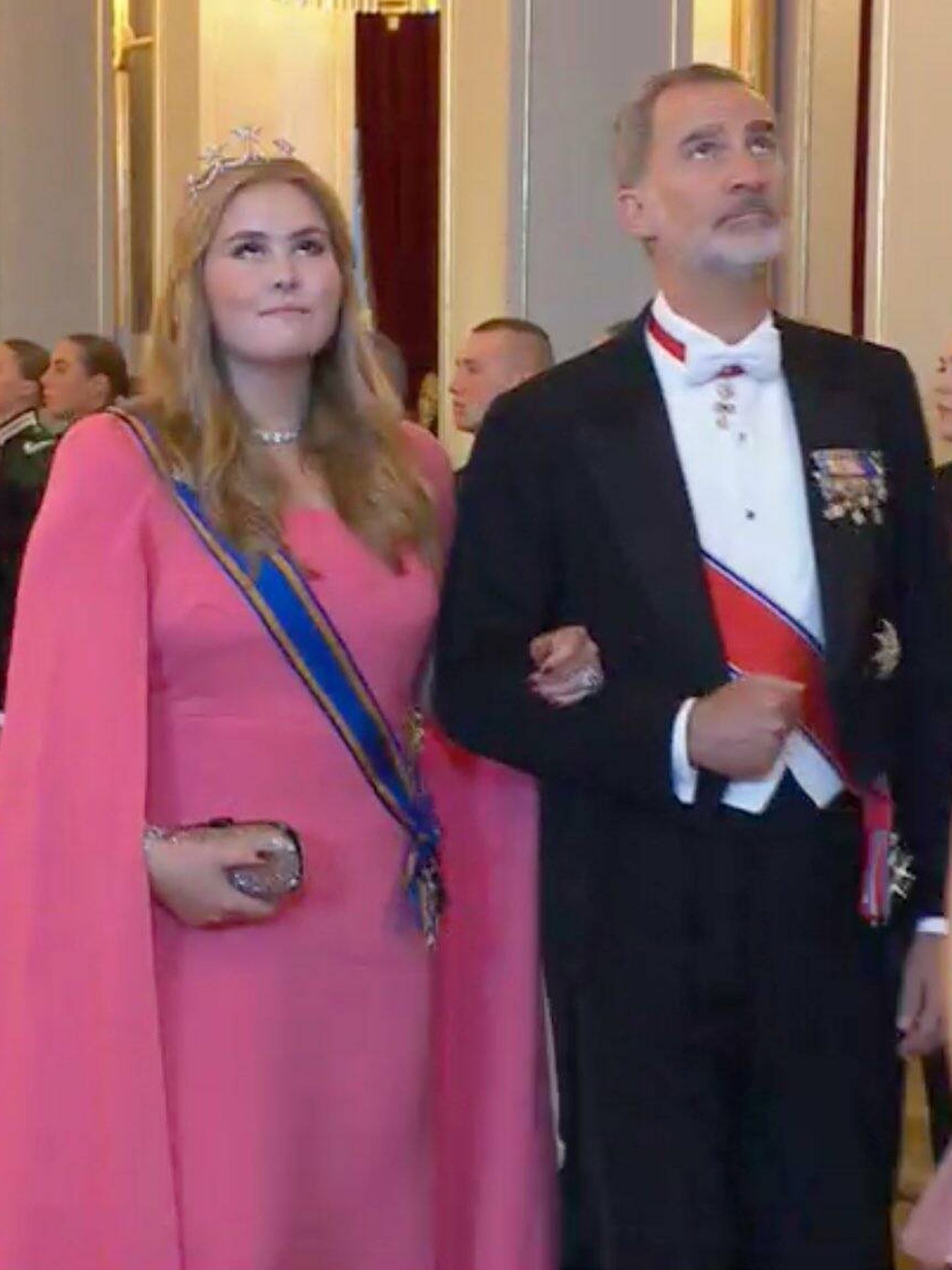 El rey Felipe con Amalia de Holanda. (Captura TV2)