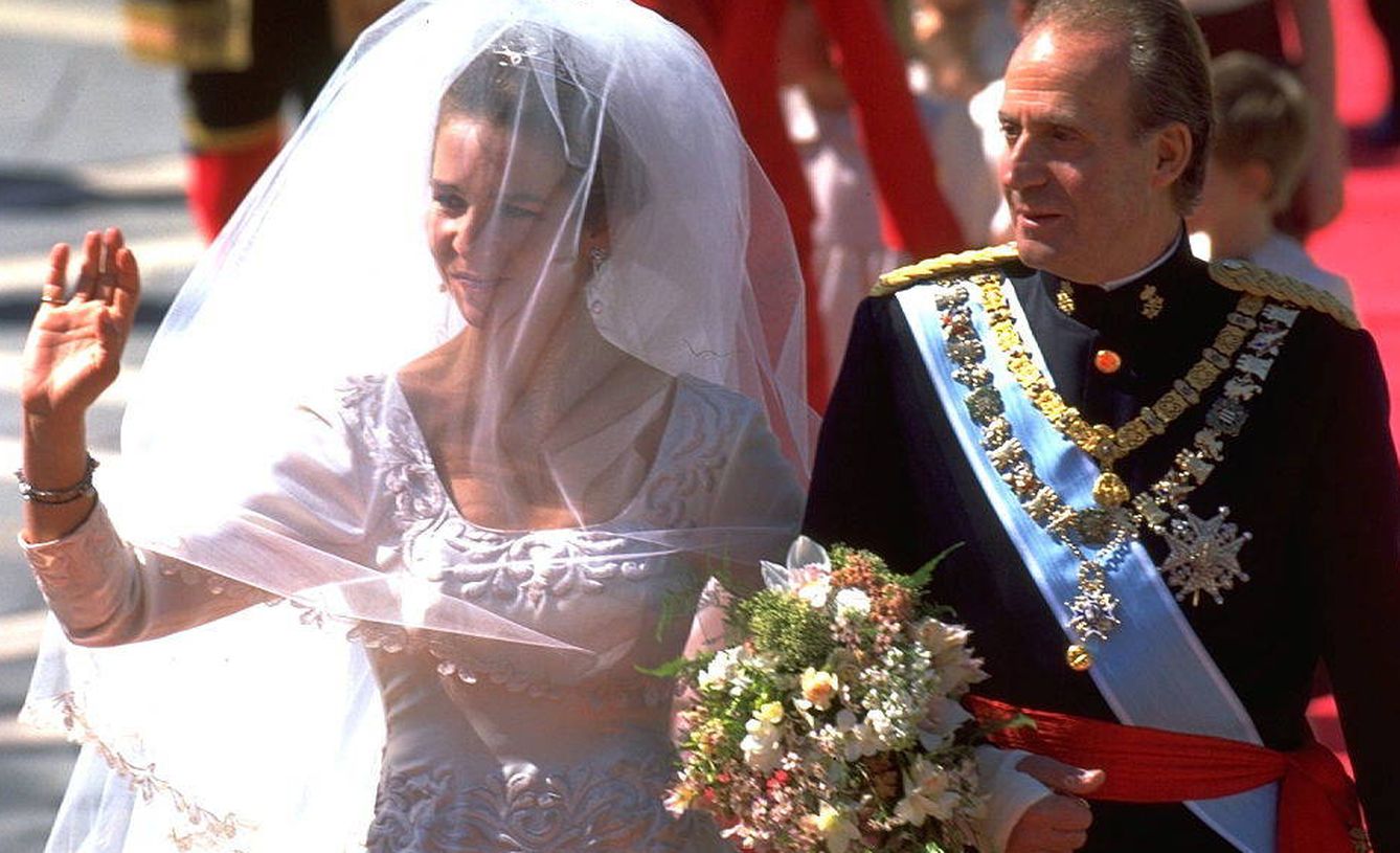 La infanta Elena, el día de su boda, con el rey don Juan Carlos. (Getty)