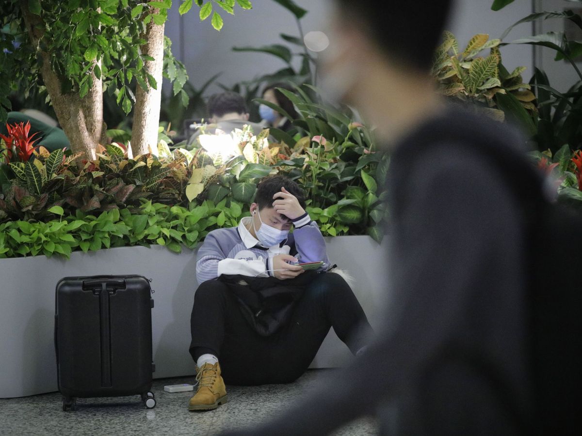 Foto: Un pasajero chino en el aeropuerto de Guangzhou. (EFE)