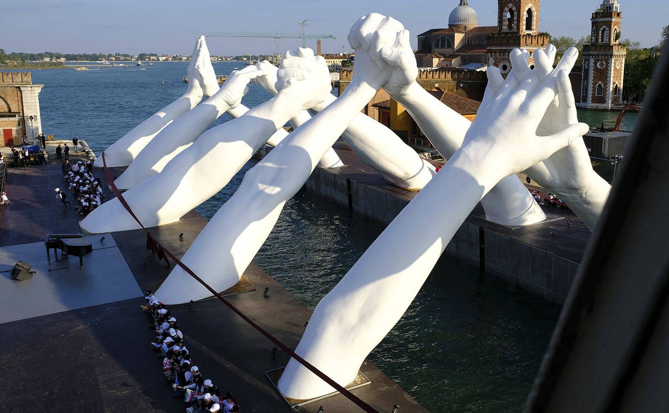 El puente de Venecia que Lorenzo Quinn ha concebido para la Bienal.
