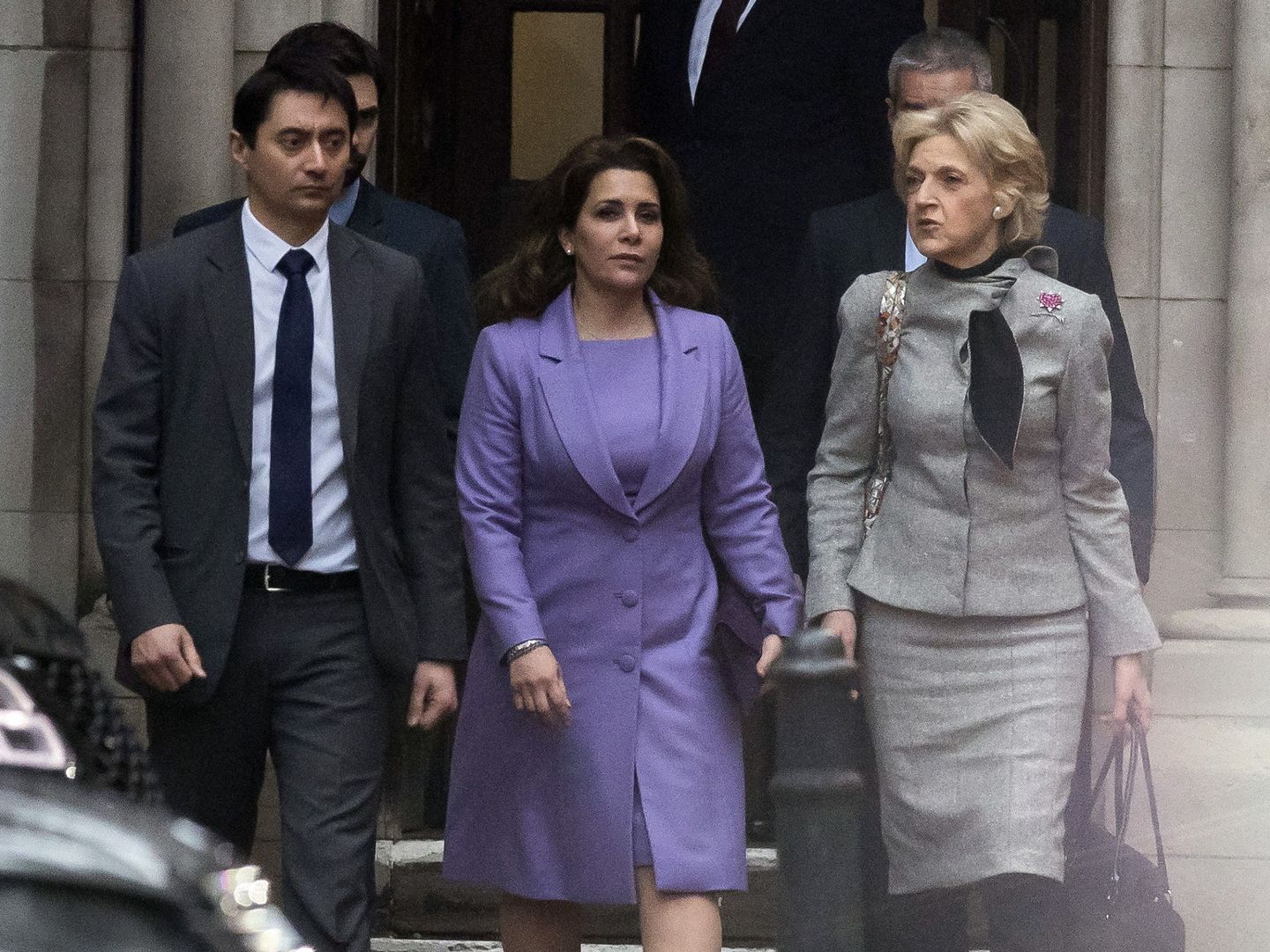 La princesa Haya, saliendo del alto tribunal de Londres junto a su abogada. (EFE)