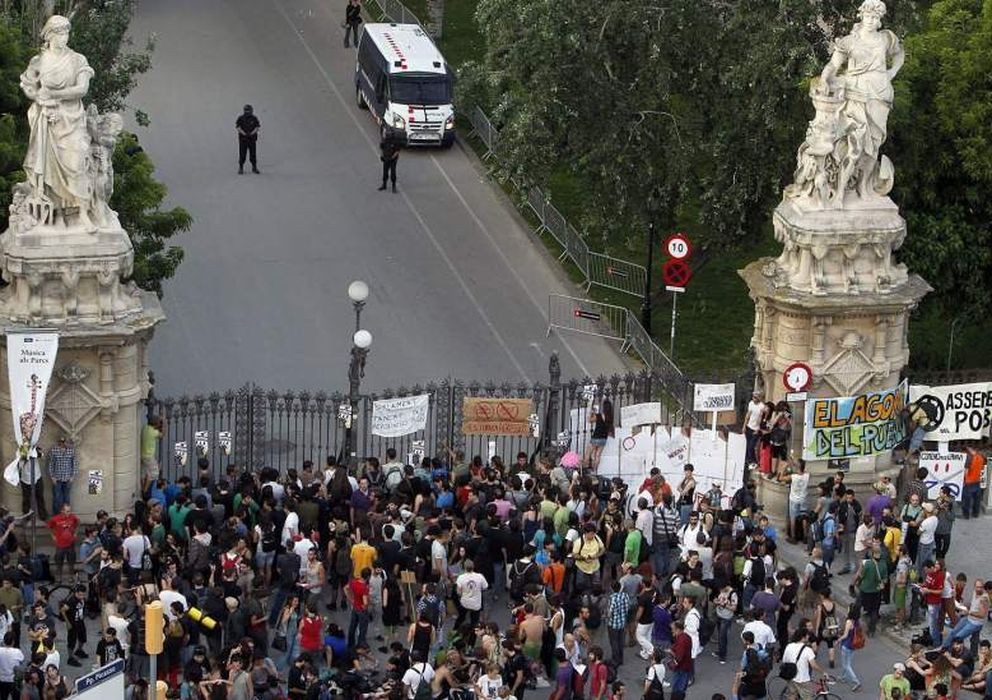 Foto: Cientos de indignados ante las puertas del Parque de la Ciutadella el 15 de junio de 2011. (EFE)