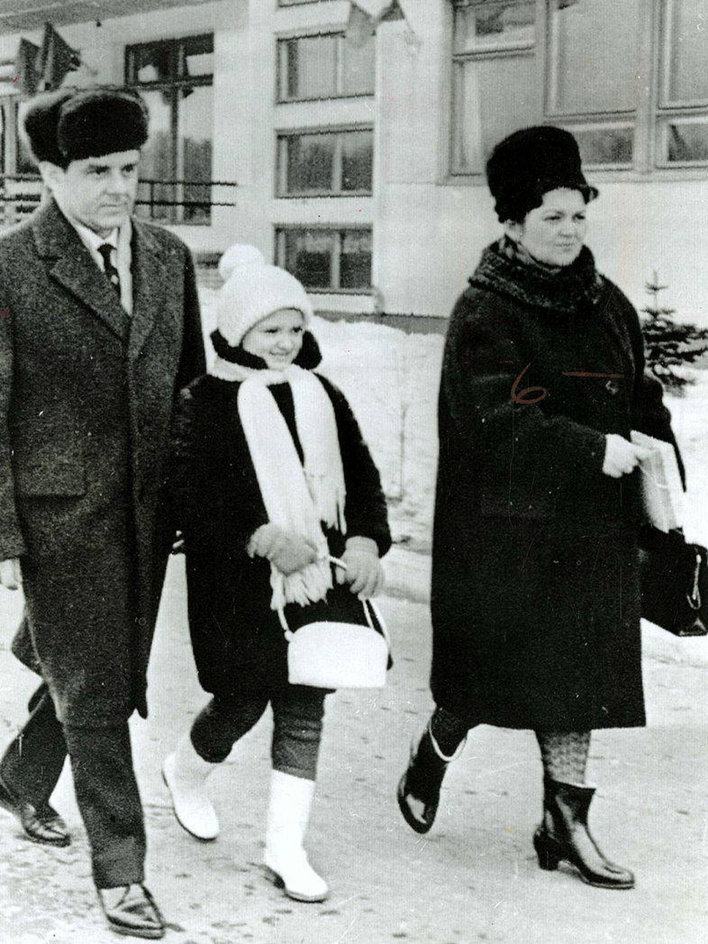 Komarov, con su mujer, Valentina, y su hija Irina.