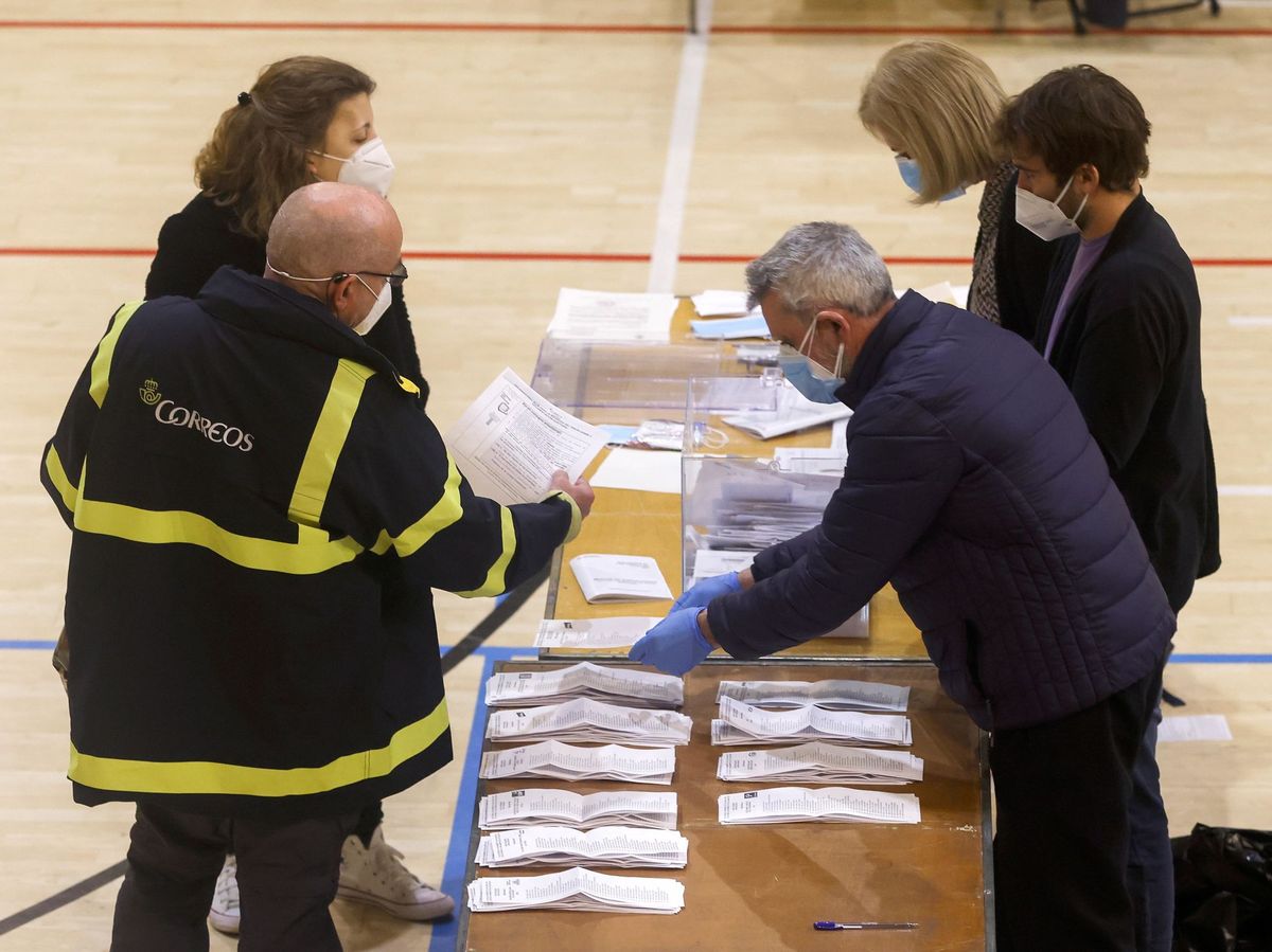 Foto: Varias personas realizan el recuento de votos en unas pasadas elecciones (EFE)