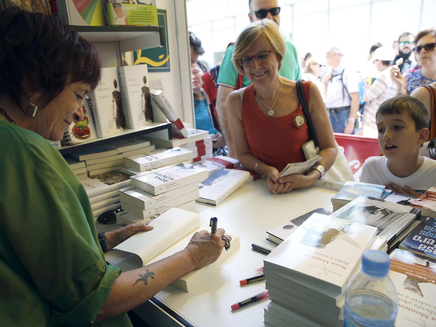 Rosa Montero firma ejemplares en la Feria del Libro de Madrid 2015 | EFE