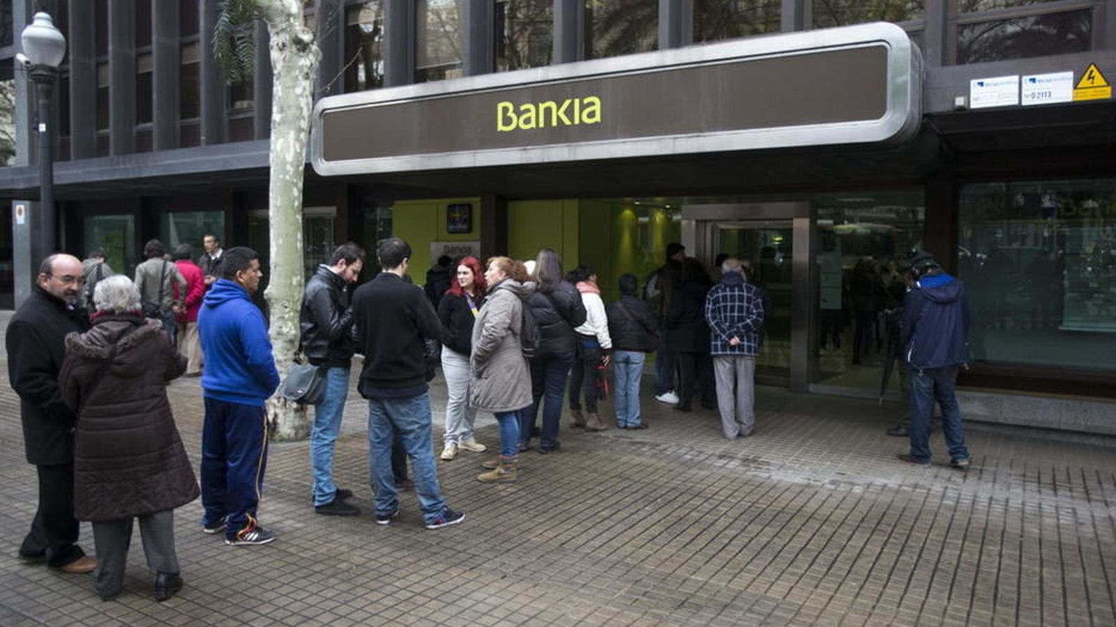 Foto: Colas a las puertas de las oficinas de Bankia para reclamar el dinero de la OPV (EFE)