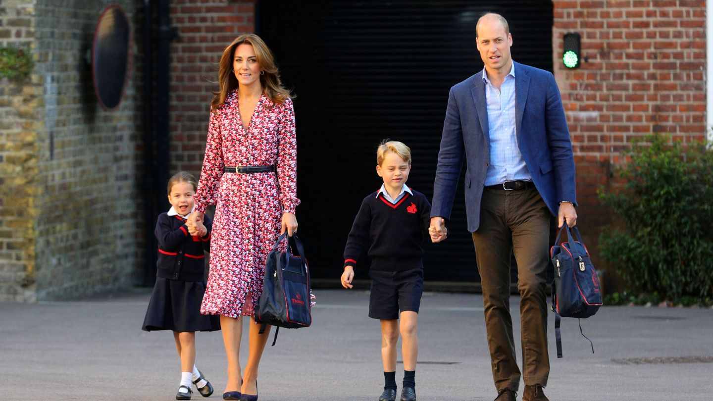 Charlotte y George de Cambridge, en su primer día de colegio. (Reuters)
