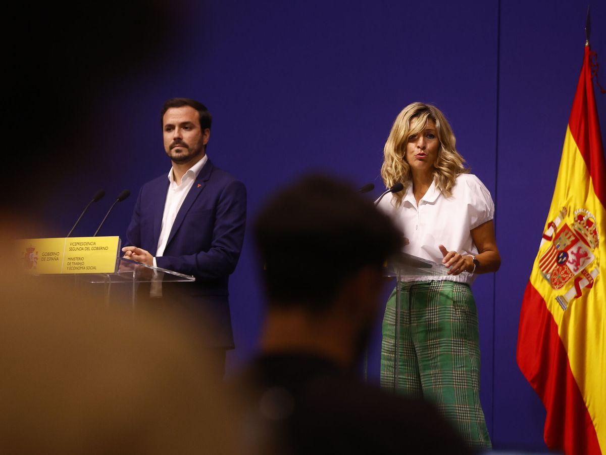 Foto: La ministra de Trabajo y vicepresidenta segunda del Gobierno, Yolanda Díaz (d), y el ministro de Consumo, Alberto Garzón. (EFE/Sergio Pérez)