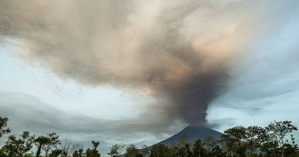 Foto: El volcán Agung, en Bali, en erupción (EFE)