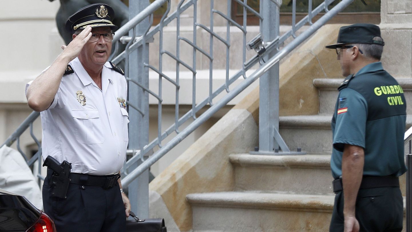 El jefe de la Policía en Cataluña, Trapote (i), llega a la reunión de coordinación de los cuerpos de seguridad.