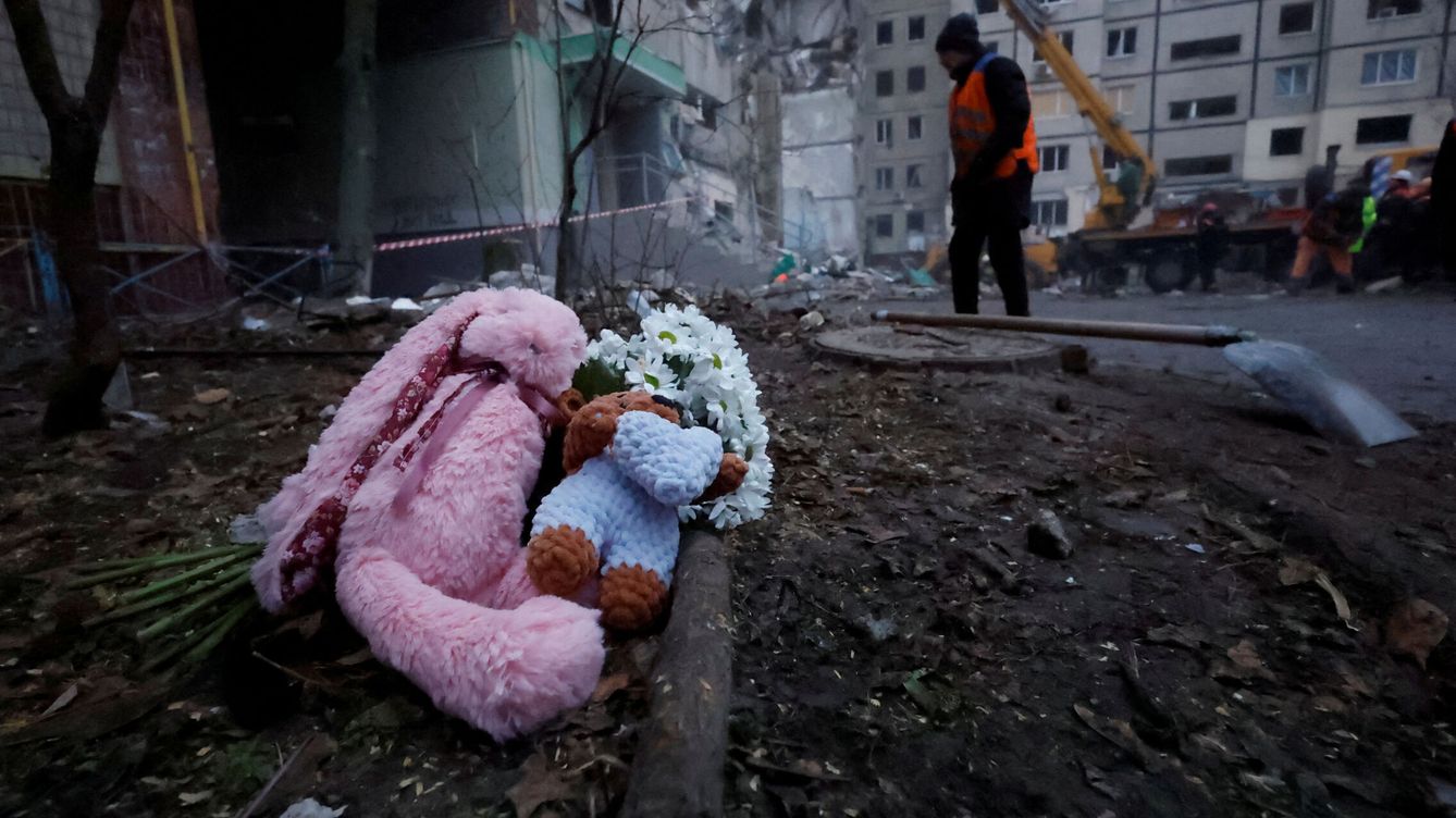 Foto: Homenajes en el lugar donde un bloque de apartamentos  afectado por el impacto de un misil ruso. (Reuters/Clodagh Kilcoyne)