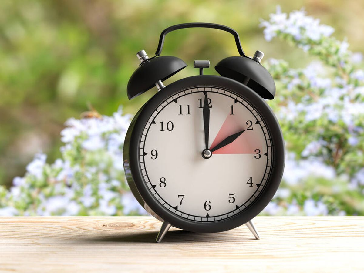 Foto: ¿Se adelanta o se atrasa la hora? Así debes modificar el reloj con el cambio de hora de octubre (iStock)